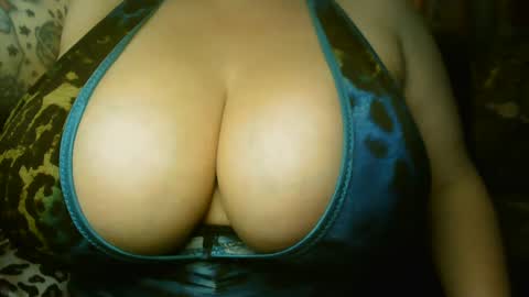 Snapshot of honeychambers chatting on 12, 9, 2025 honeychambers online show from 12, 9, 2025