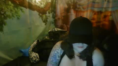 Snapshot of honeychambers chatting on 13, 11, 2025 honeychambers online show from 13, 11, 2025