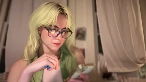 Emi Rose online show from 27, 11, 2025