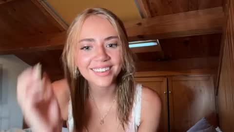 Snapshot of honeyyy95 chatting on 2, 7, 2026 Honey online show from 2, 7, 2026