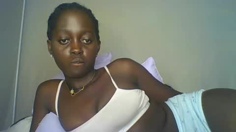 Snapshot of hornybella4 chatting on 29, 10, 2025 Bella online show from 29, 10, 2025