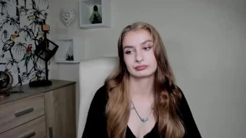 Snapshot of hot_1nina chatting on 8, 10, 2025 NINA online show from 8, 10, 2025