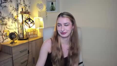 Snapshot of hot_1nina chatting on 12, 11, 2025 NINA online show from 12, 11, 2025