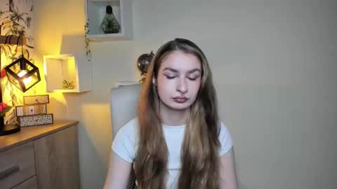 Snapshot of hot_1nina chatting on 18, 11, 2025 NINA online show from 18, 11, 2025