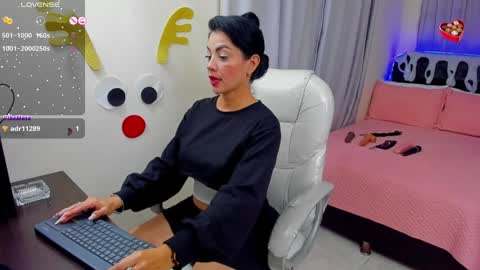 Snapshot of hot_beauty__ chatting on 5, 1, 2025 VALENTINA online show from 5, 1, 2025