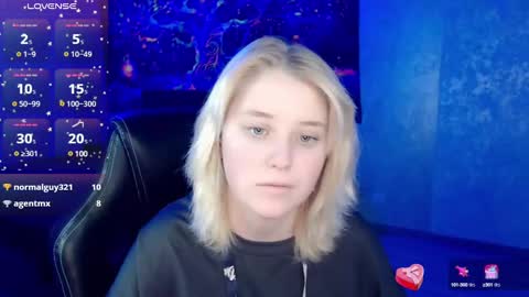 Snapshot of hot_isa7 chatting on 8, 2, 2025 Yunona online show from 8, 2, 2025