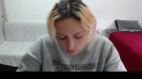 Snapshot of hot_mommymia chatting on 12, 3, 2025 Mia online show from 12, 3, 2025
