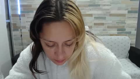 Snapshot of hot_mommymia chatting on 3, 10, 2025 Mia online show from 3, 10, 2025