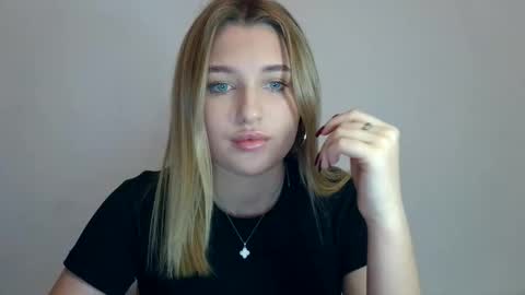 Snapshot of hotstellax chatting on 26, 10, 2025 Stella online show from 26, 10, 2025