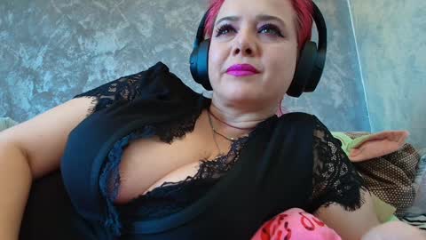 Snapshot of hotvany chatting on 2, 1, 2025 Goddess of  Luv online show from 2, 1, 2025