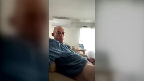 Snapshot of hungbull81 chatting on 19, 5, 2026 hungbull81 online show from 19, 5, 2026