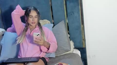 Snapshot of iam_brina04 chatting on 15, 10, 2025 Brina online show from 15, 10, 2025