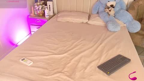 iam_nicolle online show from 20, 11, 2025