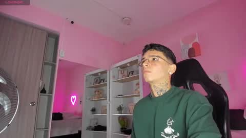 Snapshot of ian_castillo_ chatting on 25, 9, 2025 IAN CASTILLO online show from 25, 9, 2025