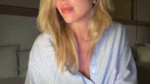 Snapshot of iiivy_ chatting on 1, 3, 2025 Ivy online show from 1, 3, 2025