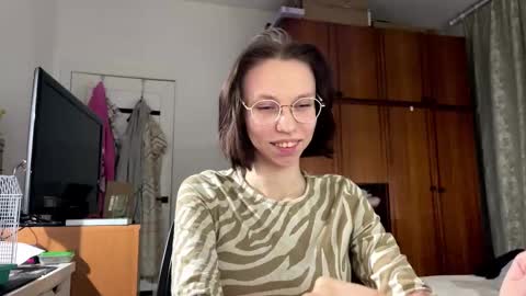 Snapshot of iluminadabiase chatting on 28, 10, 2025 Alina online show from 28, 10, 2025