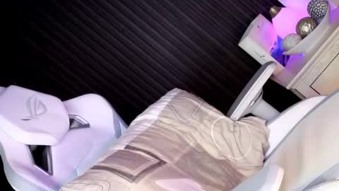 Candy Moore online show from 14, 12, 2025