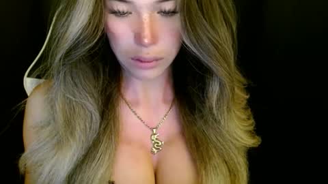 Queen Gwen online show from 10, 11, 2025