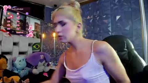 Snapshot of isa__fox_1 chatting on 8, 7, 2026 Isabella online show from 8, 7, 2026