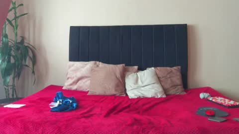 Isa and Natasha online show from 4, 2, 2025