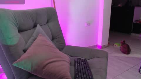 Isabella Hall online show from 13, 1, 2026