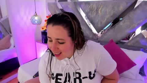 Snapshot of isabela_parkerr chatting on 3, 6, 2026 Mommy Isa online show from 3, 6, 2026