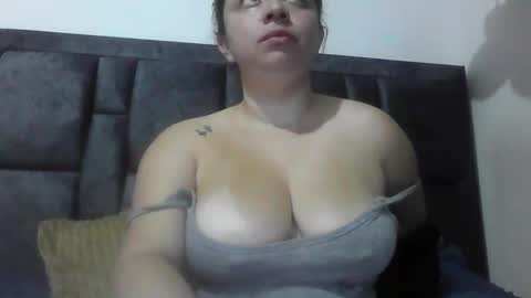 isabellaa_hills_ online show from 10, 6, 2026