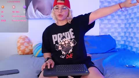 Isabella Mout  online show from 17, 12, 2024