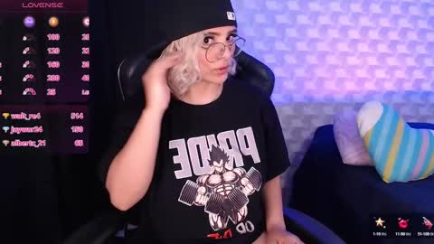 Isabella Mout  online show from 25, 1, 2025