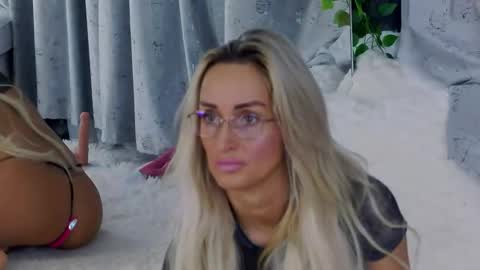 IsabelleEthan online show from 17, 11, 2025