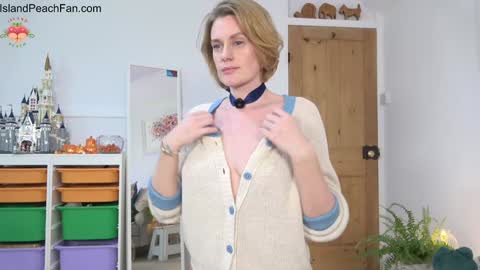 Snapshot of island_peach chatting on 12, 10, 2025 Lou Peaches online show from 12, 10, 2025