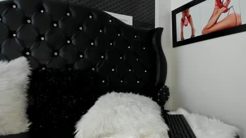 issadorajames online show from 18, 1, 2025