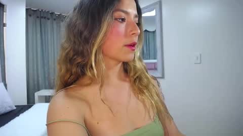 issadorajames online show from 20, 1, 2025