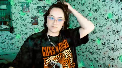 Snapshot of issis_demon chatting on 26, 4, 2026 Yiz online show from 26, 4, 2026