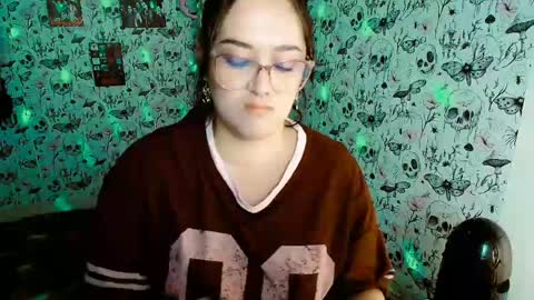 Snapshot of issis_demon chatting on 10, 5, 2026 Yiz online show from 10, 5, 2026