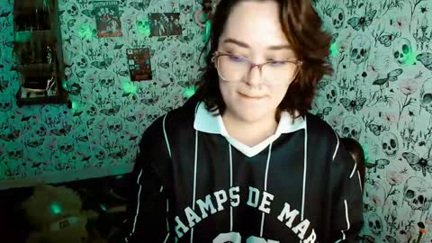 Snapshot of issis_demon chatting on 15, 5, 2026 Yiz online show from 15, 5, 2026