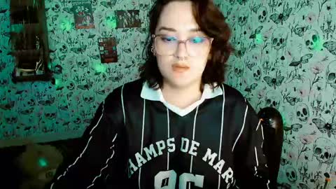 Snapshot of issis_demon chatting on 15, 5, 2026 Yiz online show from 15, 5, 2026