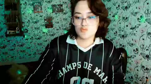 Snapshot of issis_demon chatting on 15, 5, 2026 Yiz online show from 15, 5, 2026