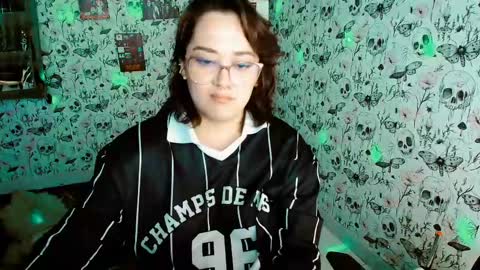 Snapshot of issis_demon chatting on 15, 5, 2026 Yiz online show from 15, 5, 2026