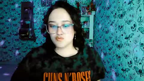 Snapshot of issis_demon chatting on 4, 7, 2026 Yiz online show from 4, 7, 2026