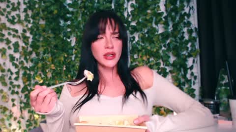 Snapshot of ivyjonson chatting on 13, 12, 2024 Miss Ivy online show from 13, 12, 2024