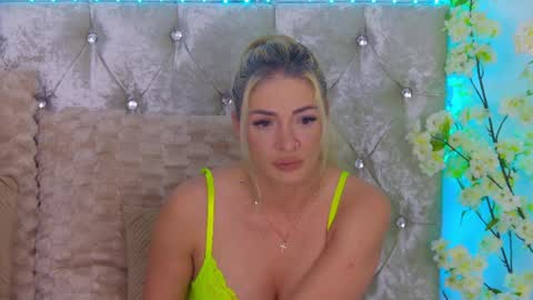 Snapshot of izabellle02 chatting on 7, 5, 2026 Izabella online show from 7, 5, 2026
