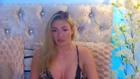 Snapshot of izabellle02 chatting on 3, 6, 2026 Izabella online show from 3, 6, 2026