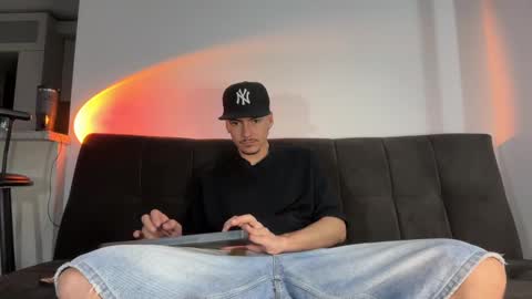 INDEPENDENT MODEL online show from 10, 9, 2025