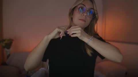 Snapshot of jacky_croft chatting on 21, 9, 2025 Linda Sofia help me get to 100 thumbs up online show from 21, 9, 2025