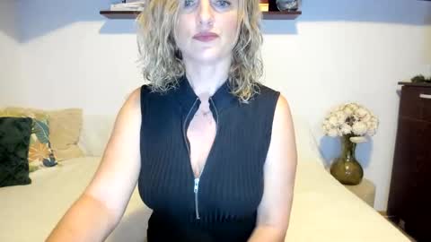 Snapshot of jadore_able82 chatting on 6, 12, 2024 elena online show from 6, 12, 2024