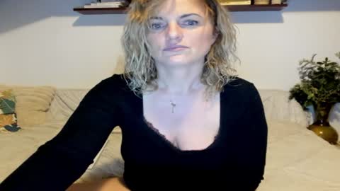Snapshot of jadore_able82 chatting on 7, 1, 2025 elena online show from 7, 1, 2025