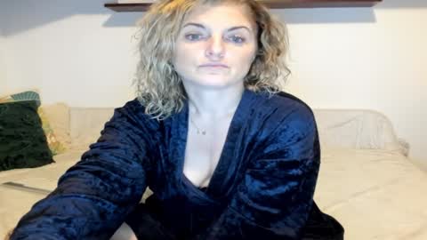 Snapshot of jadore_able82 chatting on 12, 1, 2025 elena online show from 12, 1, 2025
