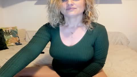 Snapshot of jadore_able82 chatting on 2, 2, 2025 elena online show from 2, 2, 2025