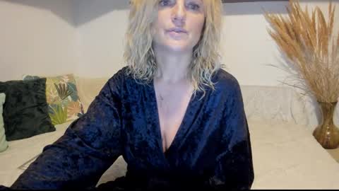 Snapshot of jadore_able82 chatting on 28, 10, 2025 elena online show from 28, 10, 2025